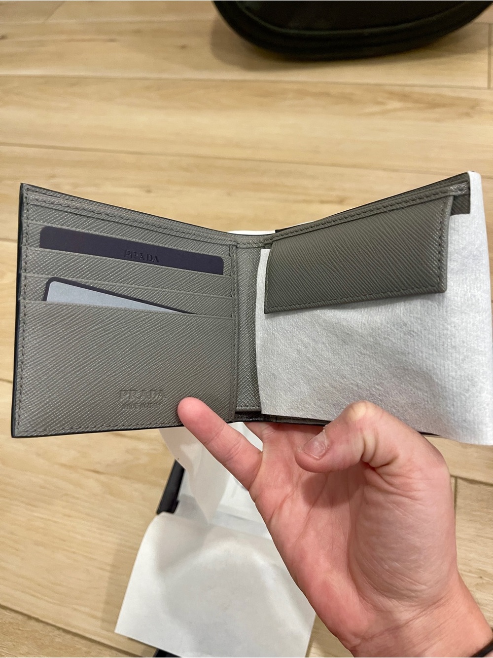 Prada men’s Saffiano leather wallet w/coin purse - Picture 3 of 10